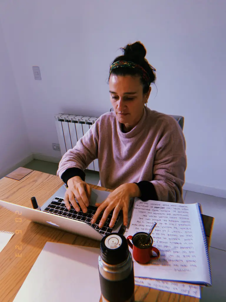 Files Sobre la Mesa - Julieta Aguerregaray Quien Soy (2)